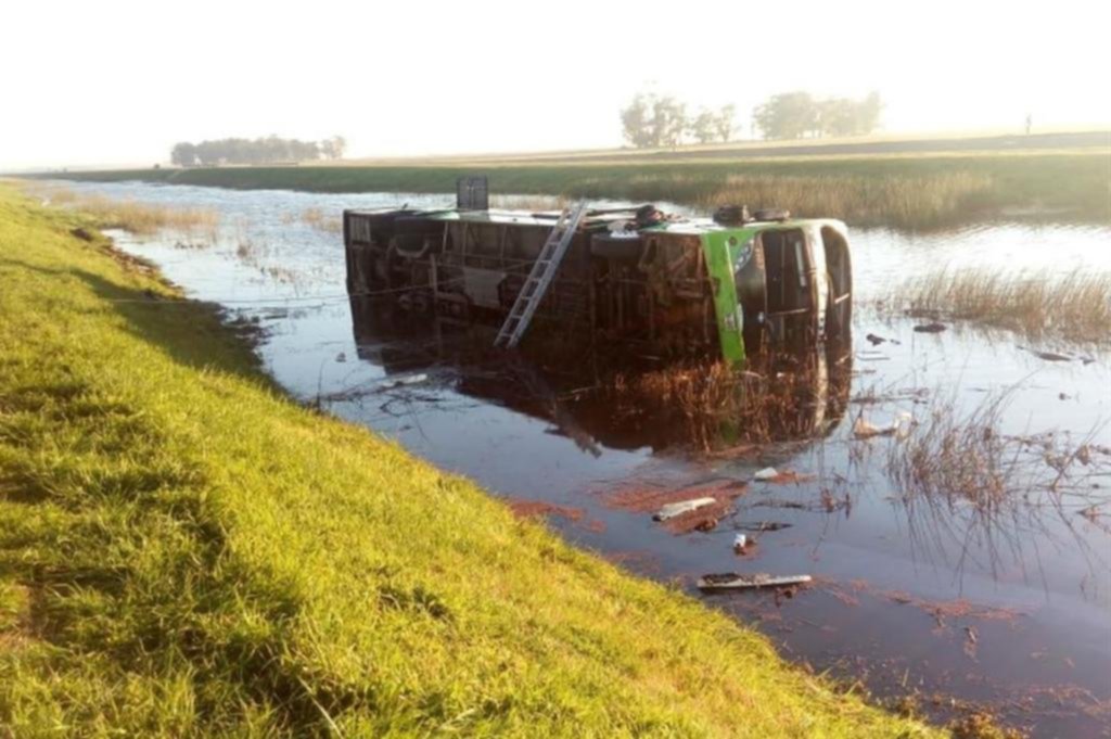 Murieron tres pasajeros de un micro que volcó en la ruta 2 a la altura de Mar Chiquita