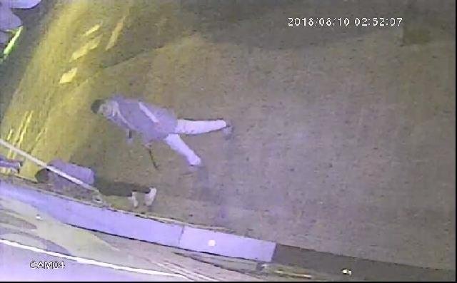 Sólo quedó la ropa de los maniquíes en una tienda