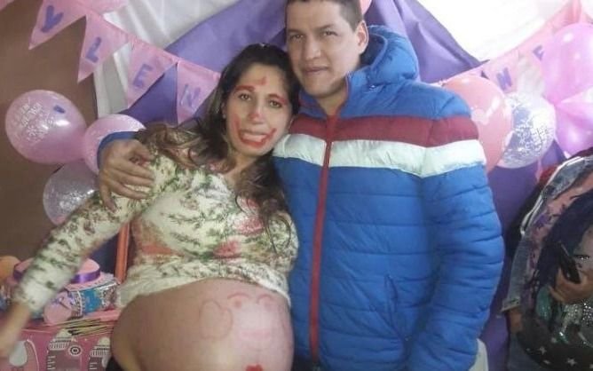 Denuncia que entró embarazada de gemelas al hospital y le dieron solo un bebé