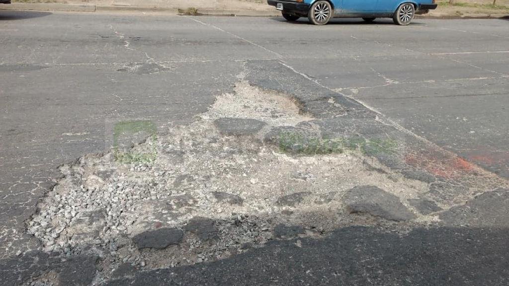 Enorme bache y peligro en la esquina de 520 y 116