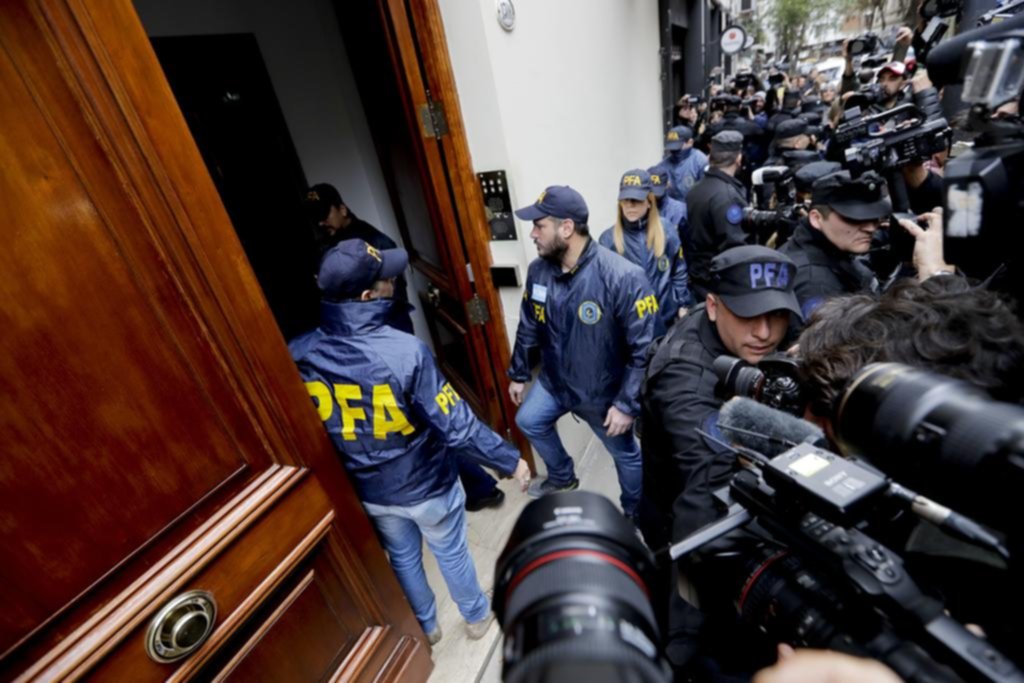 Tensión en el allanamiento policial al departamento de Cristina en Recoleta