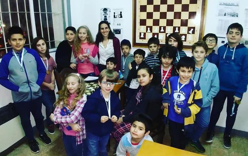 Ajedrecistas de Villa Elisa en un torneo de la Región