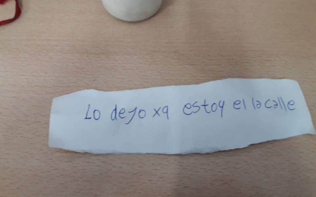 Desesperante: abandonó a su bebito y dejó ropa, manta, mamadera y un duro mensaje