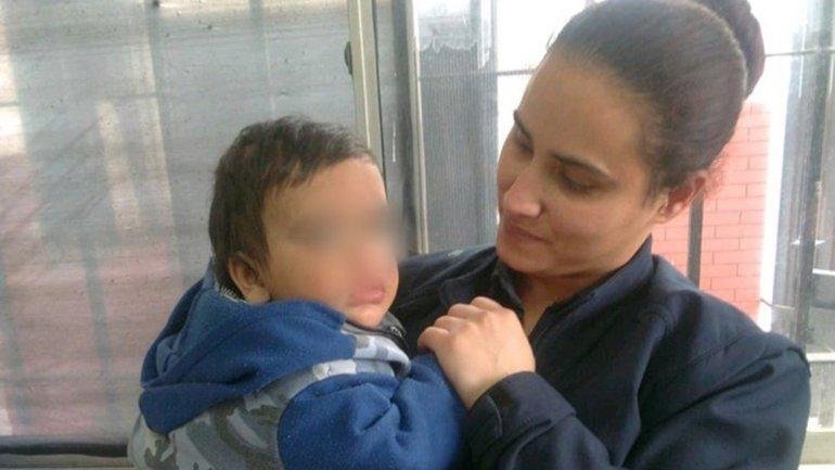 Abandonó a su bebé en un cochecito y con una nota: “lo dejo porque estoy en la calle”