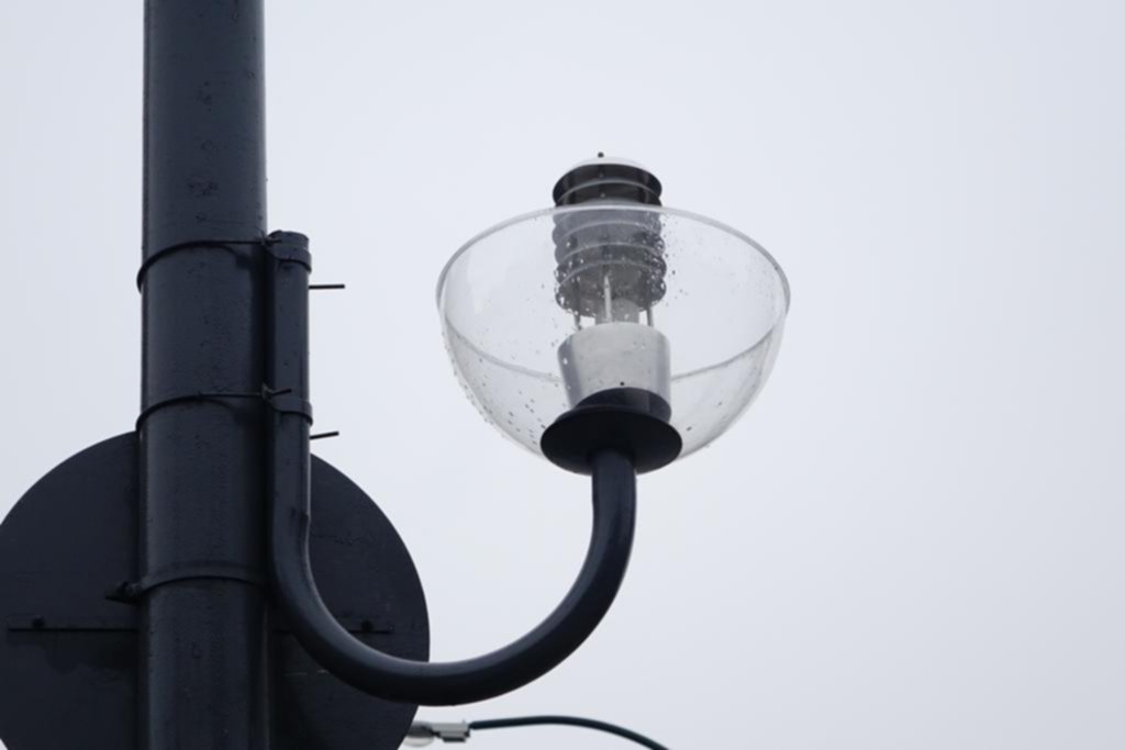 Las farolas ornamentales de la Plaza Moreno piden auxilio y prometen apurar su reemplazo