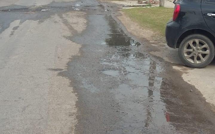 Preocupa el “manantial” de agua servidas en City Bell