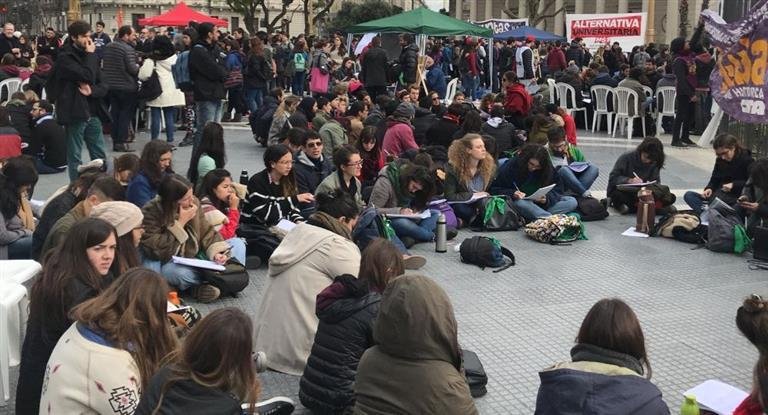 Con 110 clases públicas en Plaza de Mayo finalizó la huelga universitaria