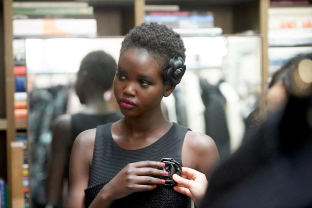 Adut Akech: el nuevo rostro de Chanel, un paso adelante en la diversidad de las pasarelas