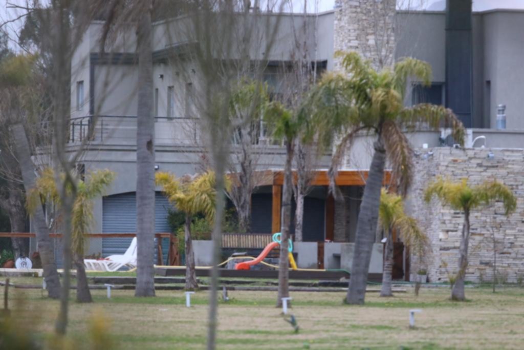 Una chacra con lujos que tiene hasta una laguna artificial y el arsenal de armas