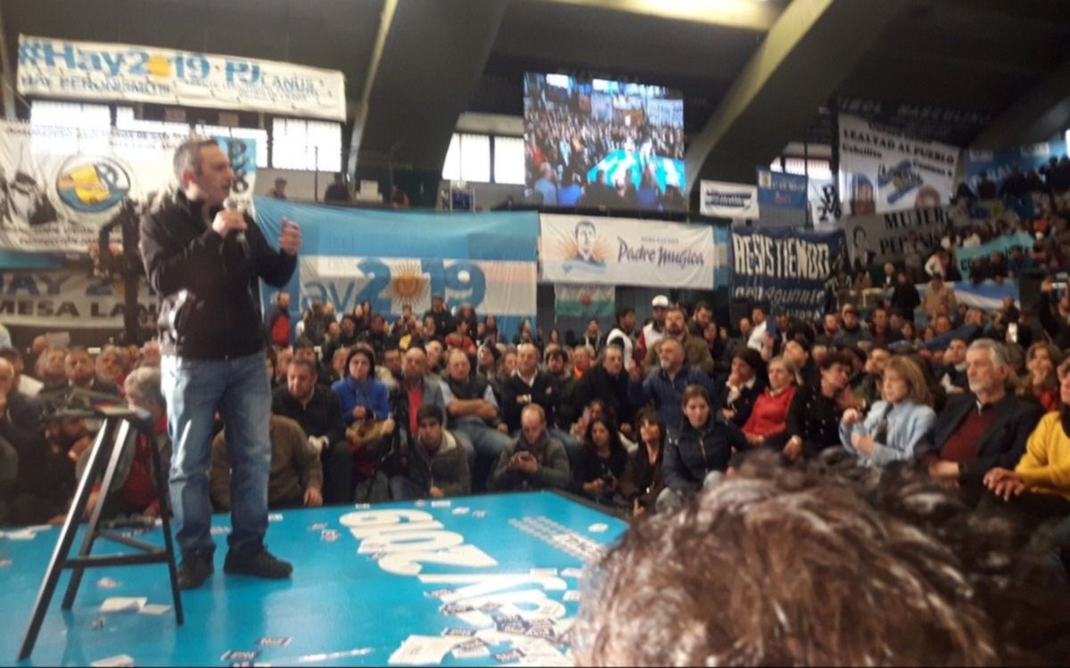 "Acá no se arrepiente nadie" dijo el "Cuervo" Larroque en un acto en el estadio de Ferro