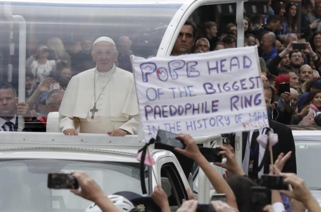 El Papa recibió un severo reclamo en Irlanda por los abusos de los sacerdotes