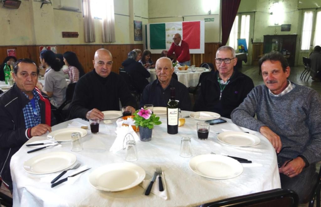Encuentro en la Sociedad Obrera Italiana de Ensenada