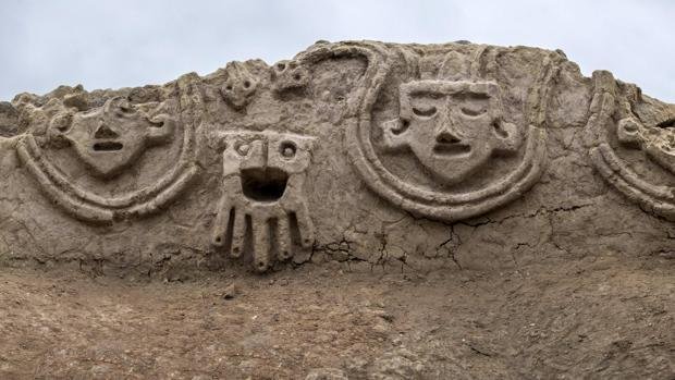 Hallan un nuevo mural de 3.800 años en una zona arqueológica en Perú