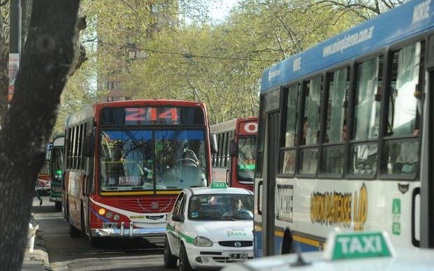 Señalan la escasez de frecuencias de los micros en la Ciudad