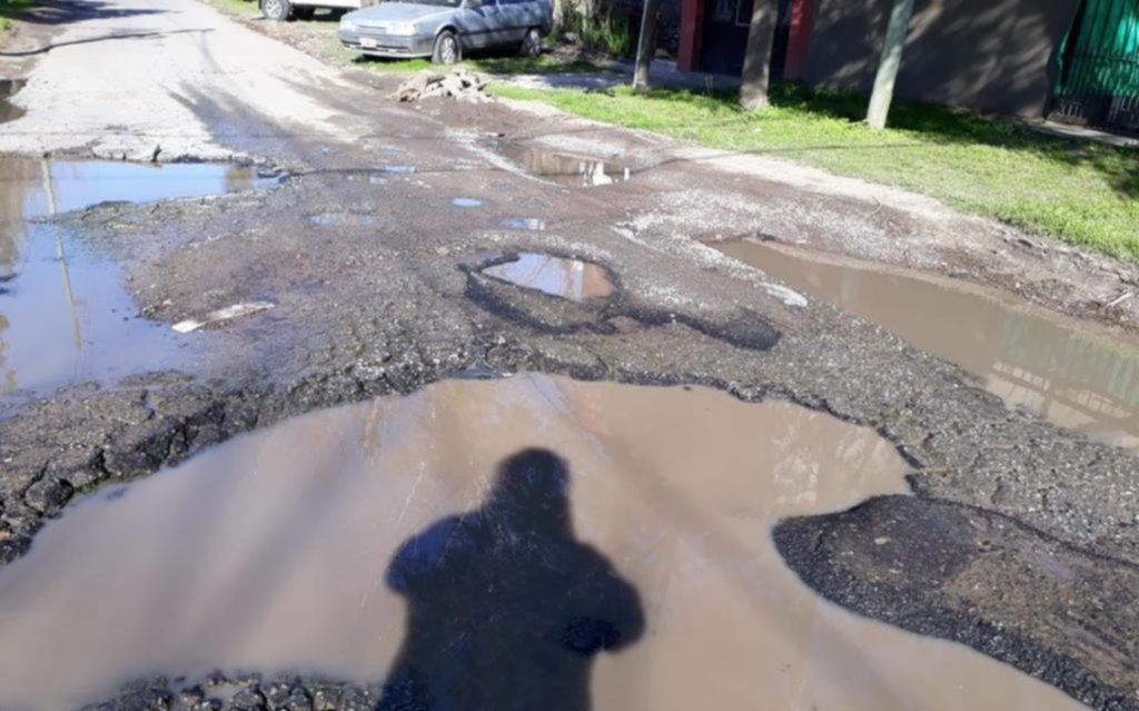Enormes cráteres en un acceso clave de City Bell