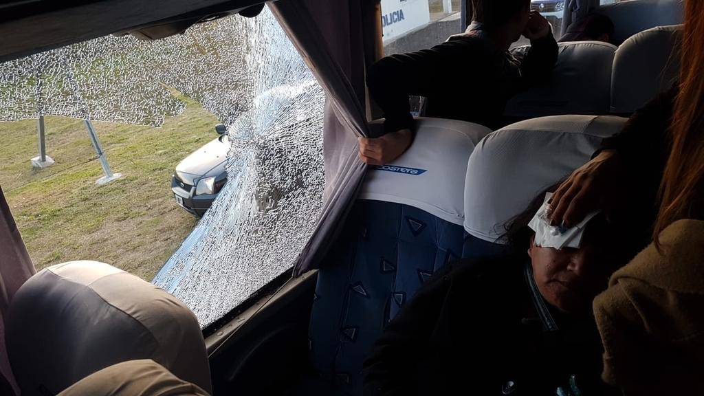 Una mujer, herida por una pedrada a un micro en la bajada de la Autopista