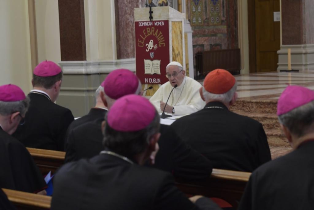 El Papa cerró su visita a Irlanda en medio de una grave denuncia por encubrimiento