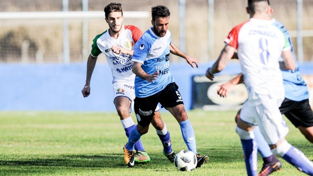 San Carlos sumó de a tres y quedó como único líder