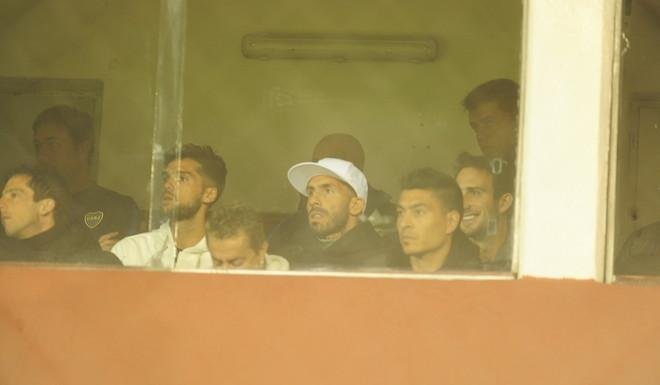 Carlitos cada vez más lejos del equipo: no lo convocaron y miró el partido desde un palco