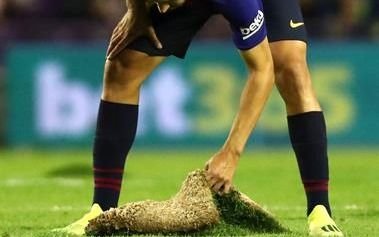 El lío que se armó en España por "el patatal" en el que hicieron jugar a Messi