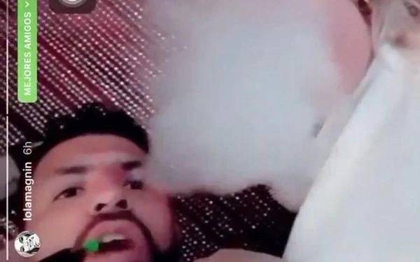 ¡Vos fumá!: el Kun Agüero apareció echando humo con su "amiga" y podrían sancionarlo