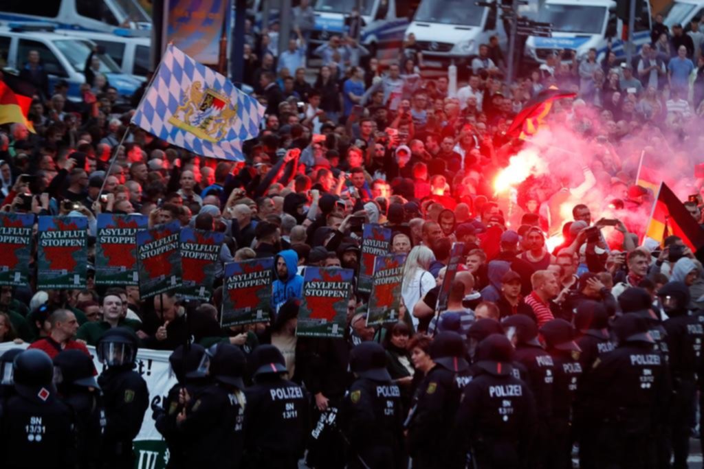 Dura crítica de Merkel a las violentas manifestaciones de grupos neonazis en Alemania