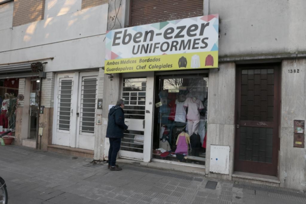 A media mañana, entró a un local de uniformes con una cuchilla y asaltó a la dueña