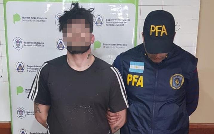 Increíble fuga de un detenido que logró sacarse las esposas dentro de un patrullero