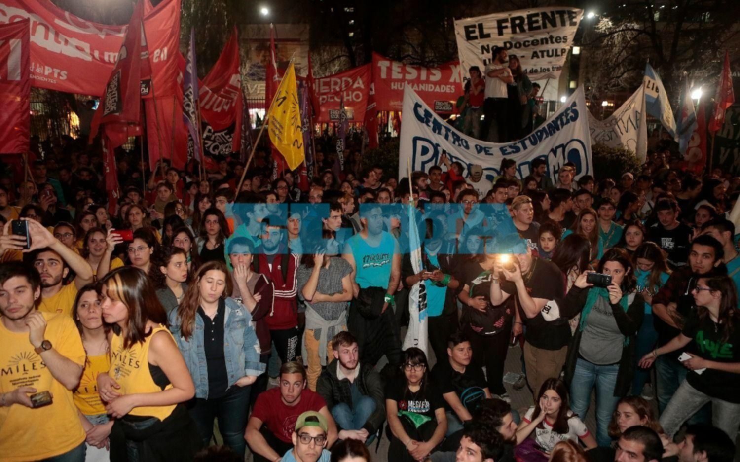 Estudiantes universitarios realizan una vigilia tras la asamblea en el Rectorado