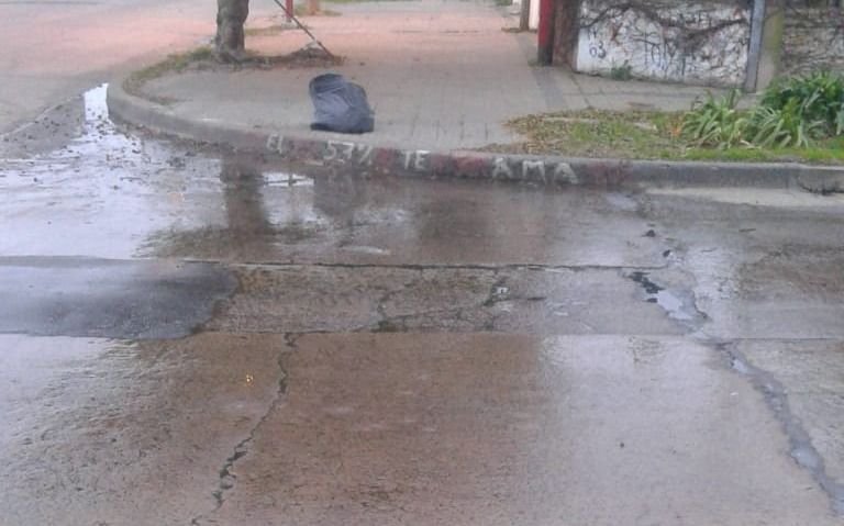 Quejas vecinales por pérdidas de agua en dos barrios