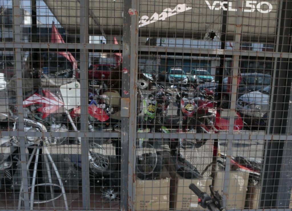 Vecinos de 7 entre 36 y 37, en pánico por balazos contra un comercio y una camioneta