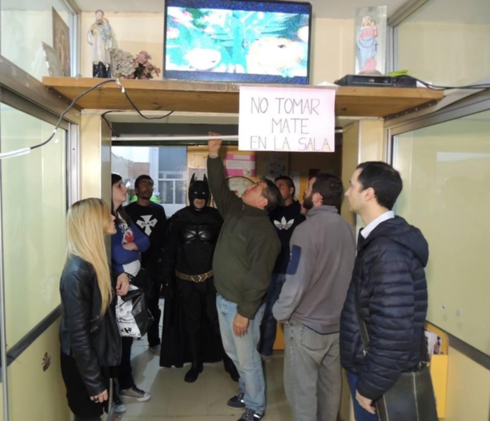 Junto a Batman, albañiles se ponen el traje de superhéroes para arreglar salas del Ludovica