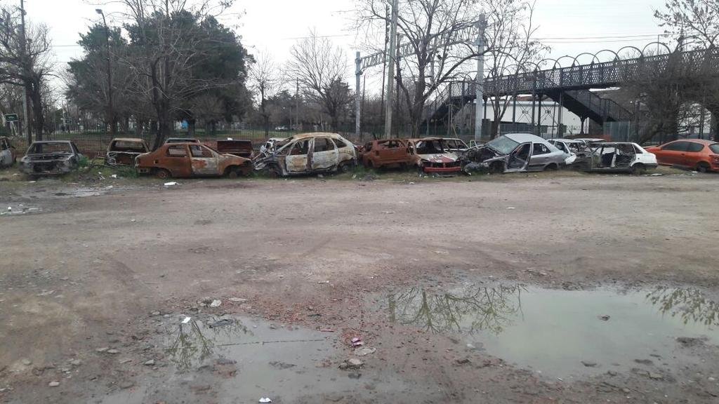 Antes y después de un reclamo por un “cementerio” de autos en 1 y 528