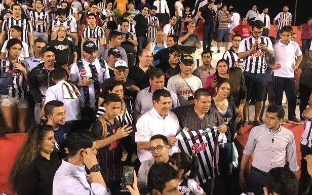 Ex presidente de Paraguay en banderazo de apoyo al rival de Boca