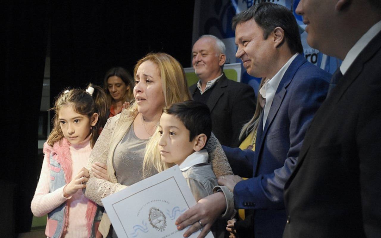 Cascallares entregó las escrituras de sus hogares a 380 familias de Brown