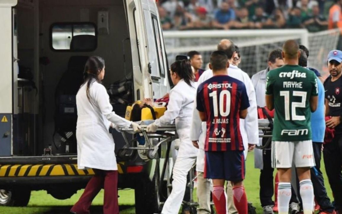 Duro trance para un ex River que por un golpe en pleno partido está internado
