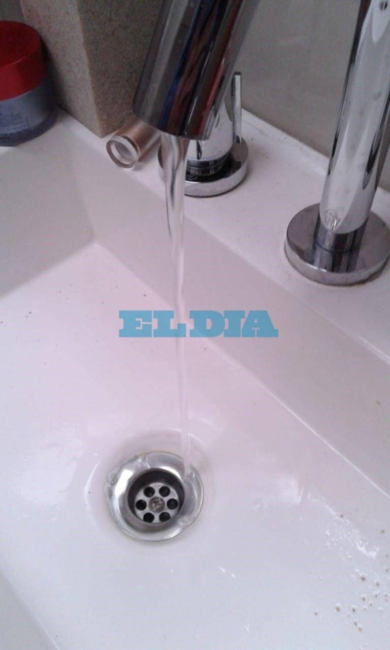 Reclamos en dos barrios platenses porque sale un "hilito" de agua