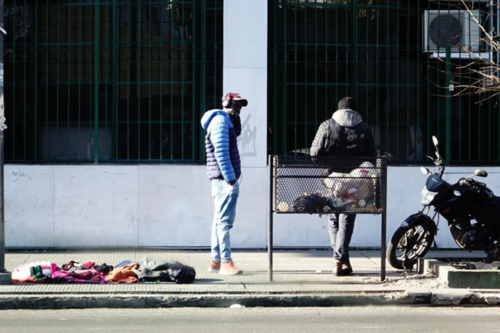 Tras los operativos policiales en el centro, los manteros copan otros sitios de la Ciudad