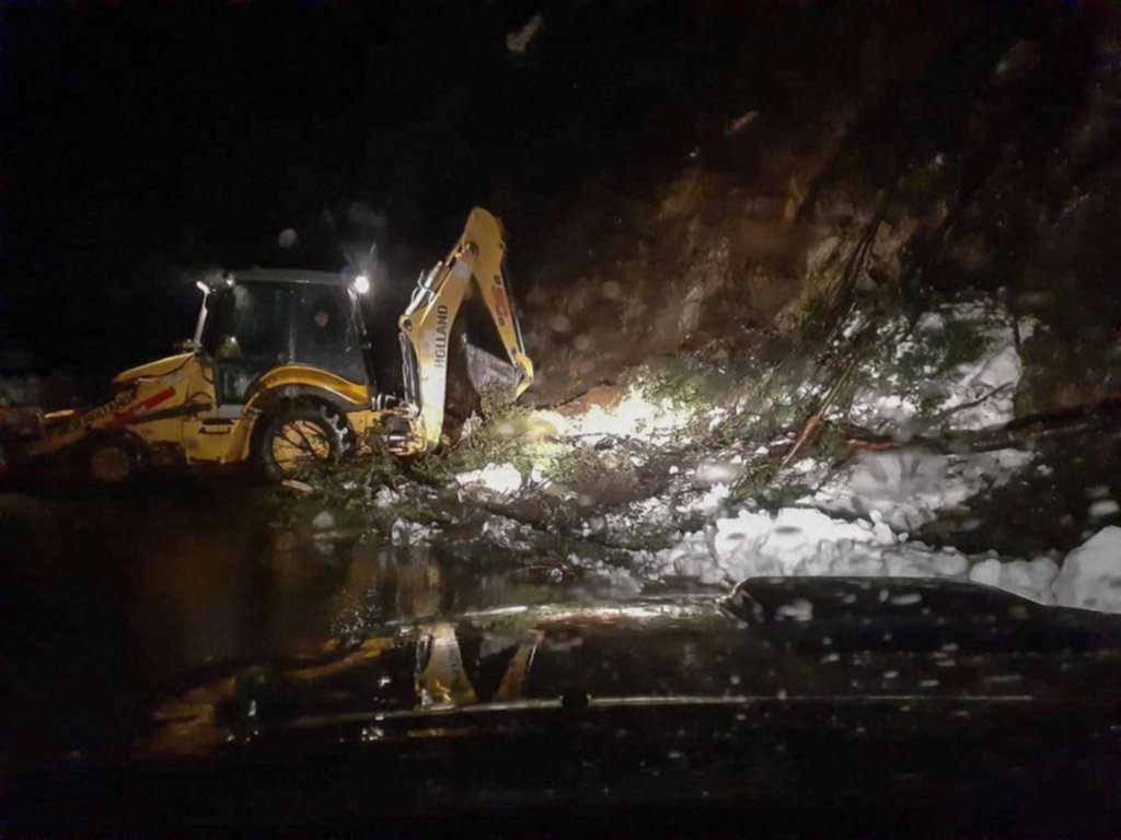 Escaladores profesionales trabajan en la ruta 40 para asegurar la circulación