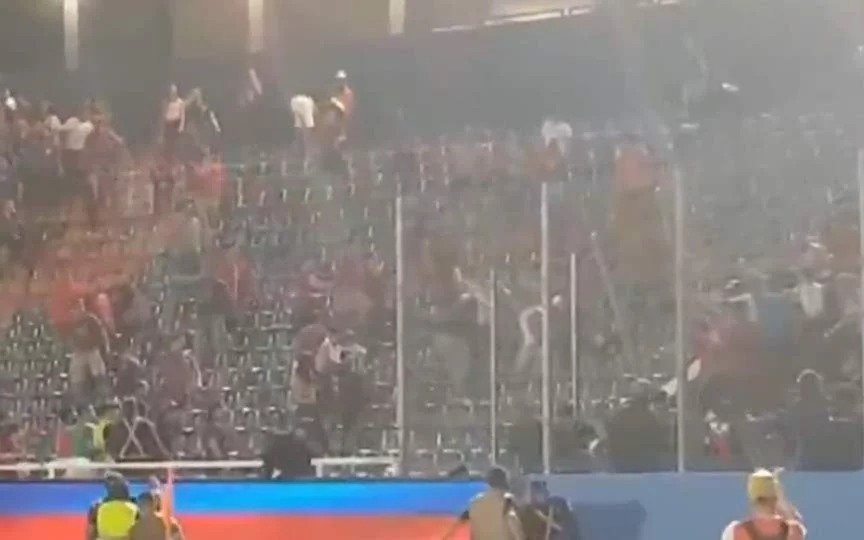 Graves incidentes entre hinchas de Cerro Porteño y San Lorenzo al final del partido
