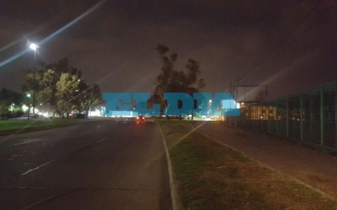 Con las luminarias apagadas, los alrededores del Estadio Unico “son una boca de lobo”