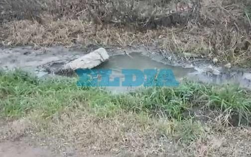 Alertan por un caudaloso desborde cloacal en Villa Castells