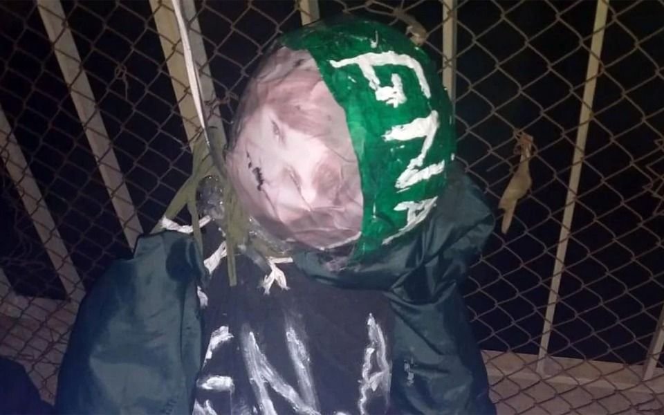 ¿Mensaje mafioso? Apareció un muñeco colgado con ropa de Gendarmería y la foto de Bullrich