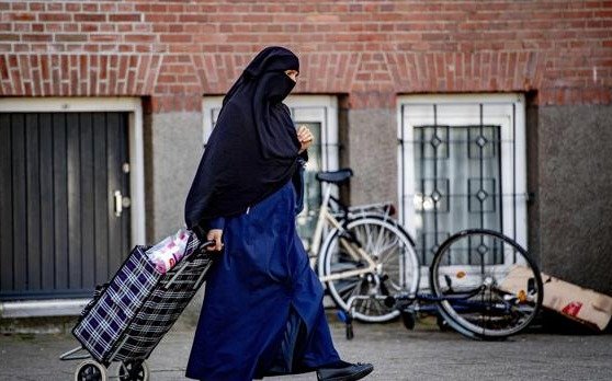 Entre confusión y protestas, desde mañana rige la prohibición de la burka en Holanda
