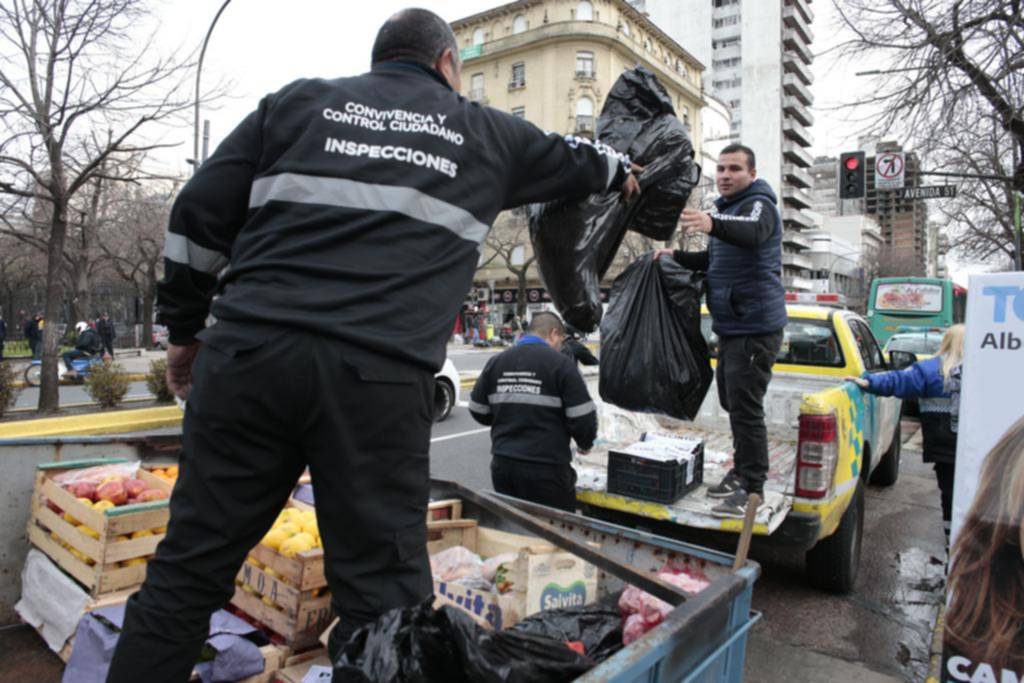 El Municipio dice que va por “la mafia que hay detrás de los vendedores ambulantes”
