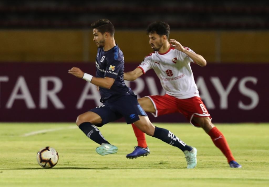 Los goles convertidos como visitante clasificaron al Rojo a pesar de la caída en Quito