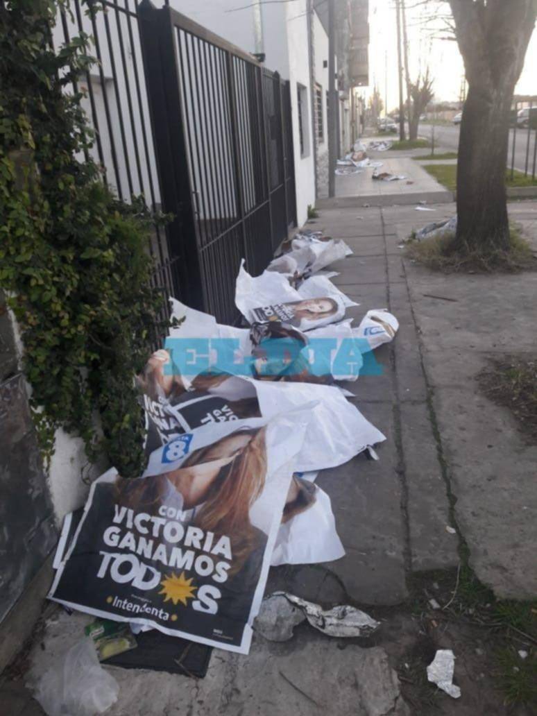 Quejas en Los Hornos por la propaganda política que copa los espacios públicos platenses