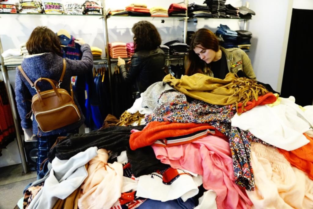 Sin manteros, en vacaciones y con el incentivo de las rebajas, el comercio apuesta a repuntar