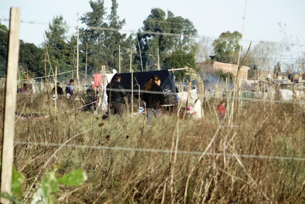 Sin vigilancia policial, sigue llegando gente y se extiende la usurpación en Villa Alba