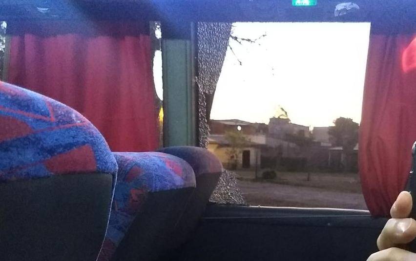 Otra vez pedradas y vidrios rotos en la bajada de la Autopista